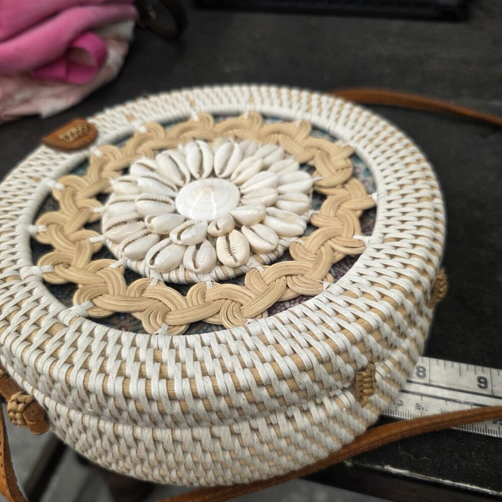 White Wicker Seashells Round Rattan Crossbody Purse Leather Strap Summer boho - Picture 6 of 8
